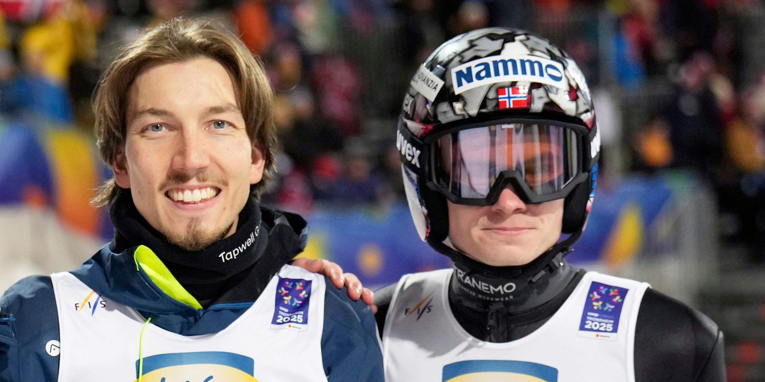 Johann André Forfang (links) und Marius Lindvik aus Norwegen posieren nach dem Gewinn der Bronzemedaille im Mannschaftsskispringen von der Großschanze bei der Nordischen Ski-WM in Trondheim.