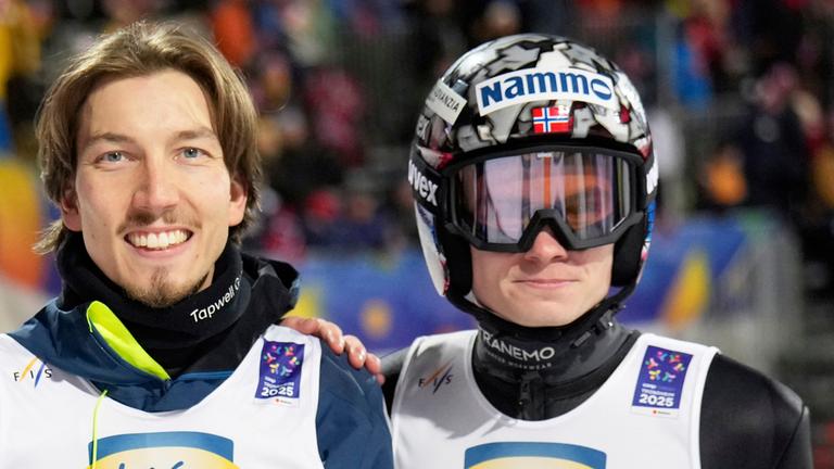 Johann André Forfang und Marius Lindvik (v.l.) aus Norwegen posieren nach dem Gewinn der Bronzemedaille im Mannschaftsskispringen von der Großschanze bei den Nordischen Skiweltmeisterschaften in Trondheim, Norwegen.