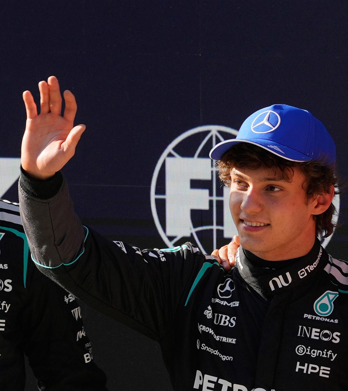 Andrea Kimi Antonelli (Mercedes, M.) jubelt über die Pole Position neben George Russell (Mercedes, l.) und Lewis Hamilton (Ferrari) im Qualifying zum Chinese Grand Prix am 14. März 2026 auf dem Shanghai International Circuit in Shanghai, China.