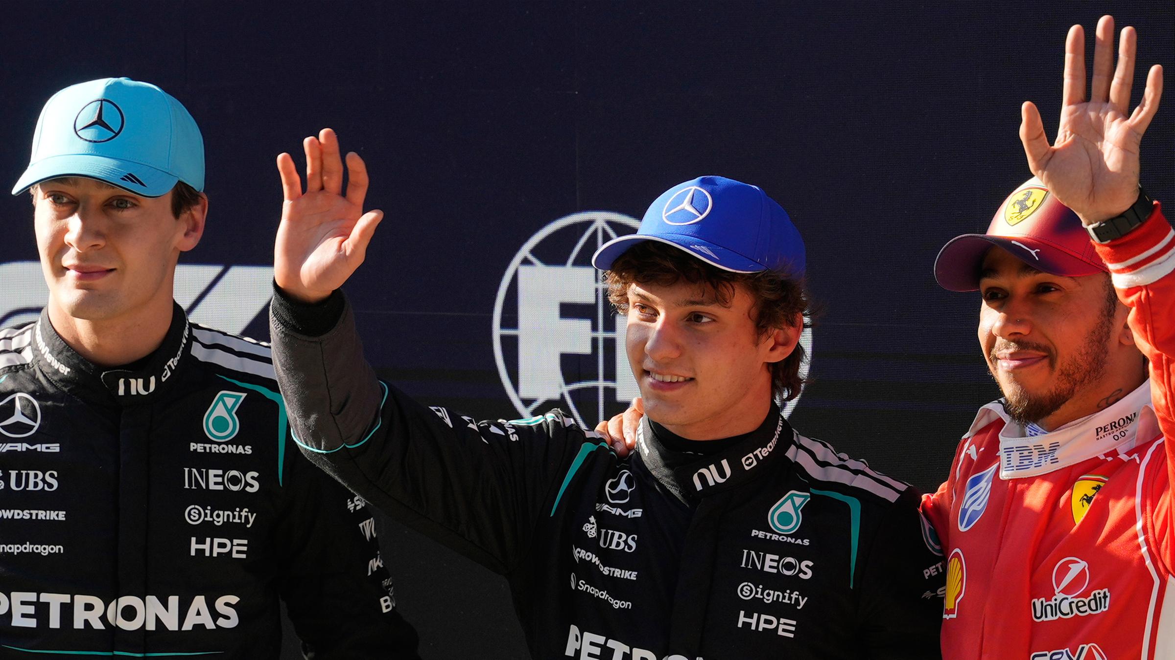 Andrea Kimi Antonelli (Mercedes, M.) jubelt über die Pole Position neben George Russell (Mercedes, l.) und Lewis Hamilton (Ferrari) im Qualifying zum Chinese Grand Prix am 14. März 2026 auf dem Shanghai International Circuit in Shanghai, China.