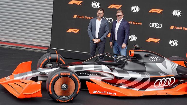 Audi-Vorstandschef Markus Duesmann (r), Audi-CTO Oliver Hoffmann stehen hinter einem ein Show-Formel-1-Rennwagen von Audi, aufgenommen am 26.08.2022