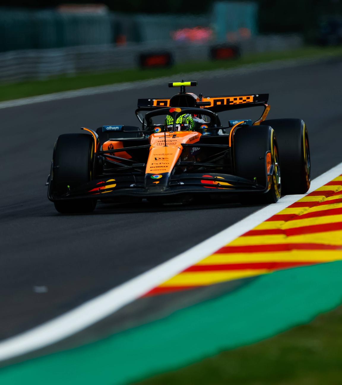 Lando Norris von McLaren in Aktion auf der Rennstrecke.