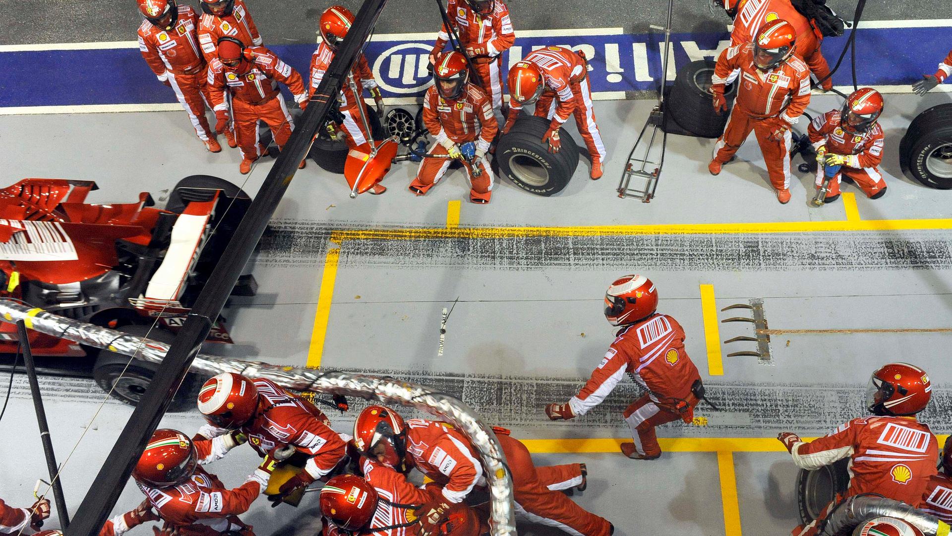 Formel-1-Fahrer Felipe Massa fährt mit Tankschlauch los. (2008)