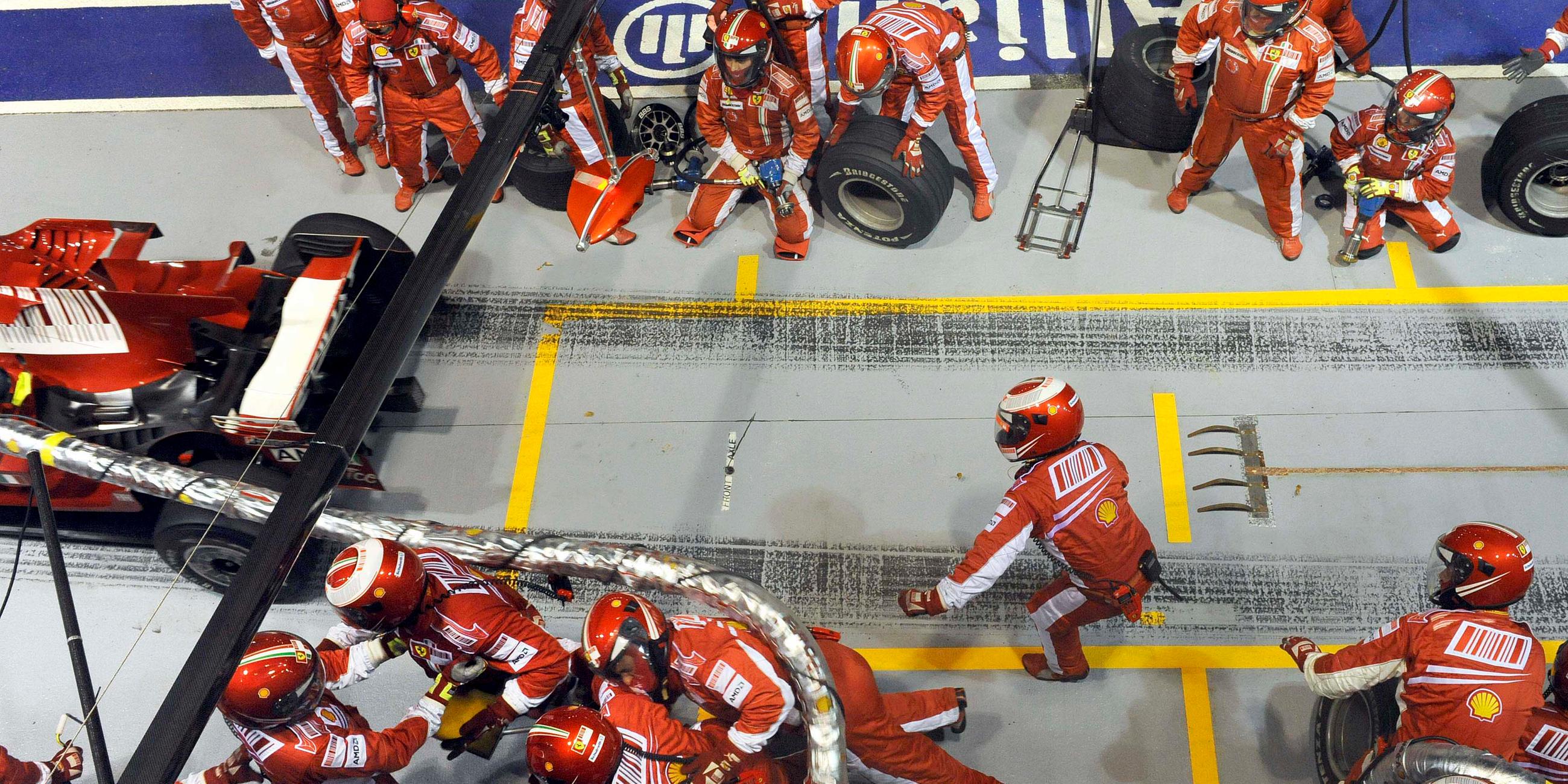 Formel-1-Fahrer Felipe Massa fährt mit Tankschlauch los. (2008)