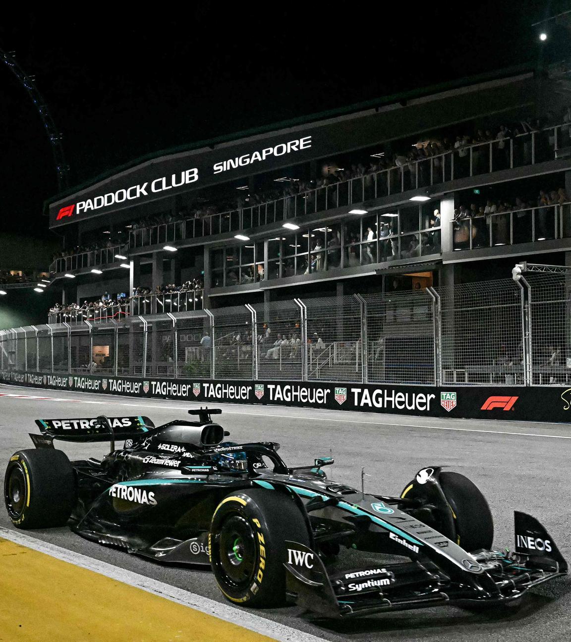 Der britische Mercedes-Fahrer George Russell fährt während des Formel-1-Nachtrennens beim Grand Prix von Singapur auf dem Marina Bay Street Circuit in Singapur am 05.10.2025. 