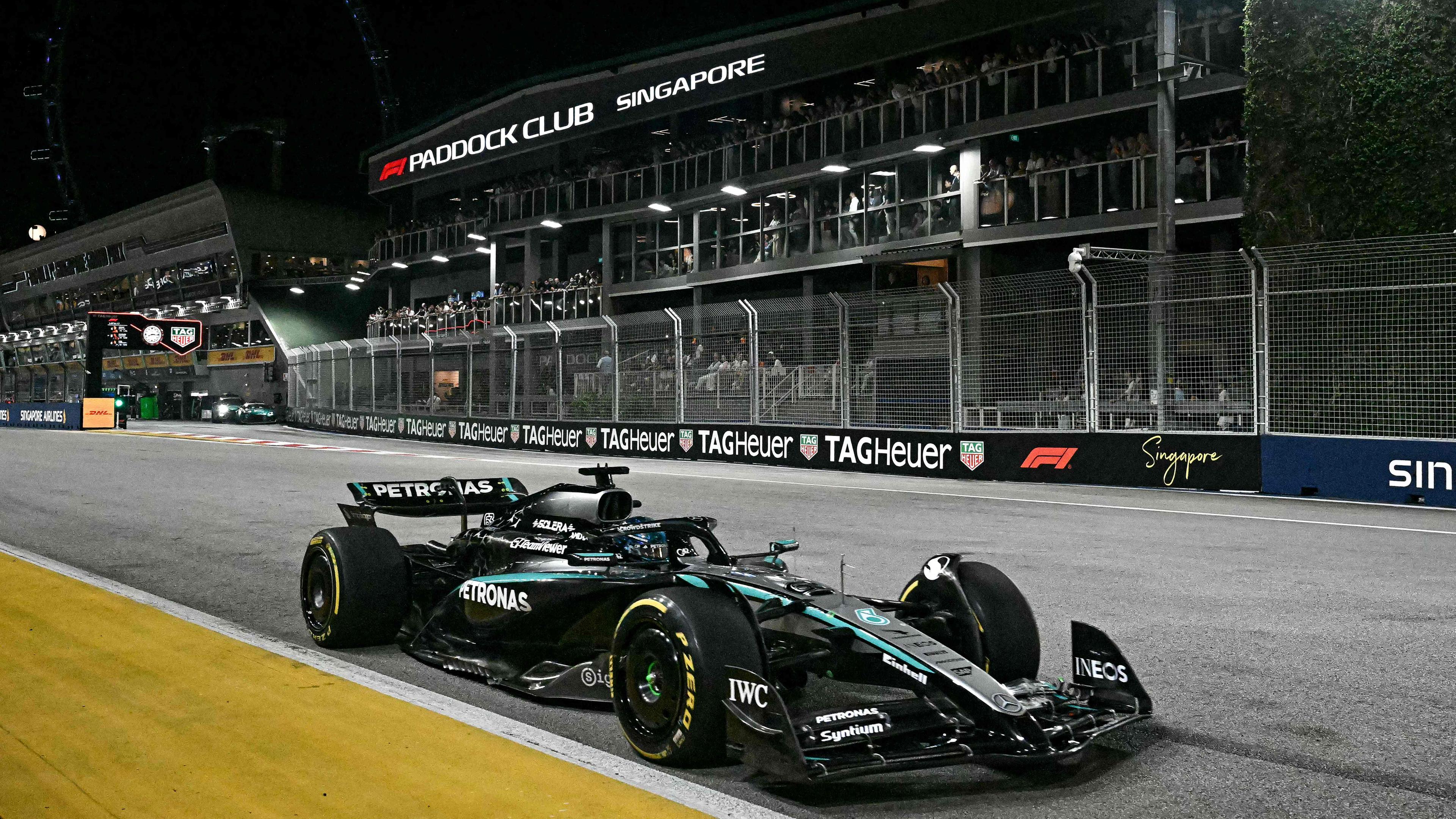 Der britische Mercedes-Fahrer George Russell fährt während des Formel-1-Nachtrennens beim Grand Prix von Singapur auf dem Marina Bay Street Circuit in Singapur am 05.10.2025. 