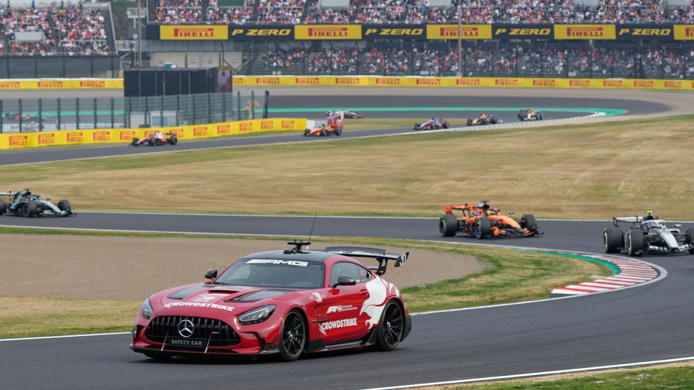 Das Safety Car führt das Feld beim Großen Preis von Japan an, einem spannenden Lauf der Formel-1-Weltmeisterschaf.