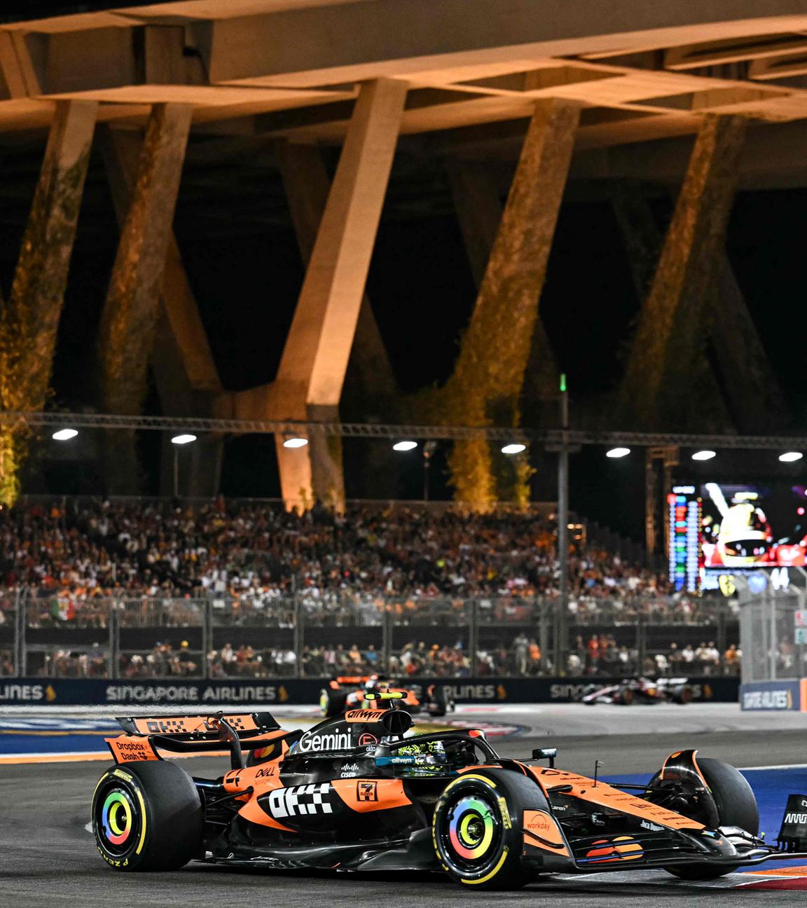 McLarens britischer Fahrer Lando Norris fährt beim Formel-1-Nachtrennen.
