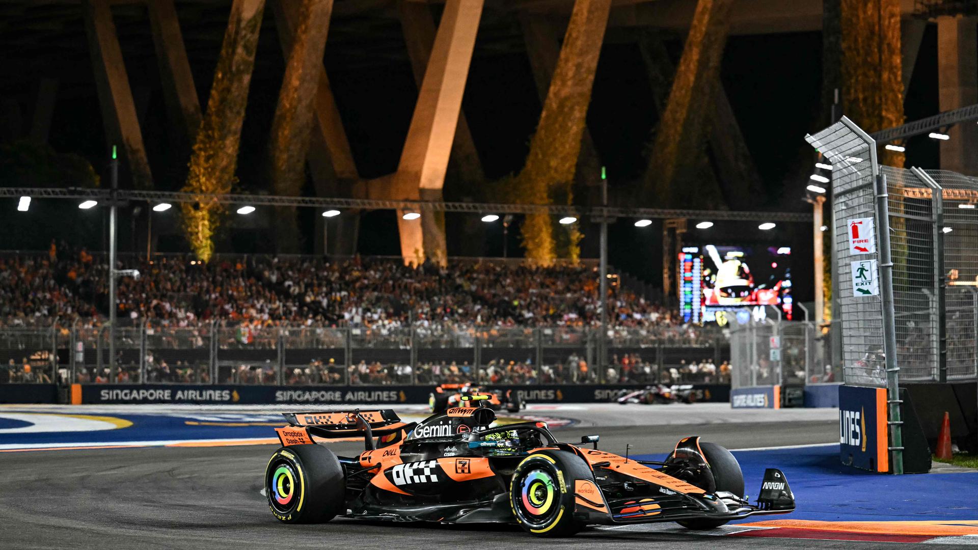 McLarens britischer Fahrer Lando Norris fährt beim Formel-1-Nachtrennen.