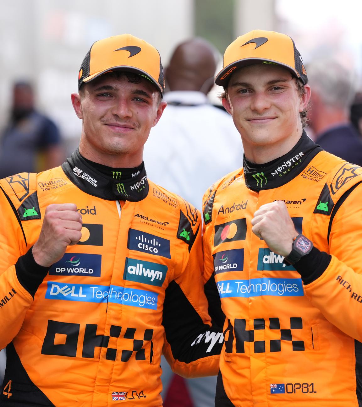 McLaren-Pilot Oscar Piastri (r) und Teamkollege Lando Norris nach ihren respektablen ersten und zweiten Plätzen im Rennen auf dem Circuit de Barcelona-Catalunya am 01.06.2025 in Barcelona, Spanien. 