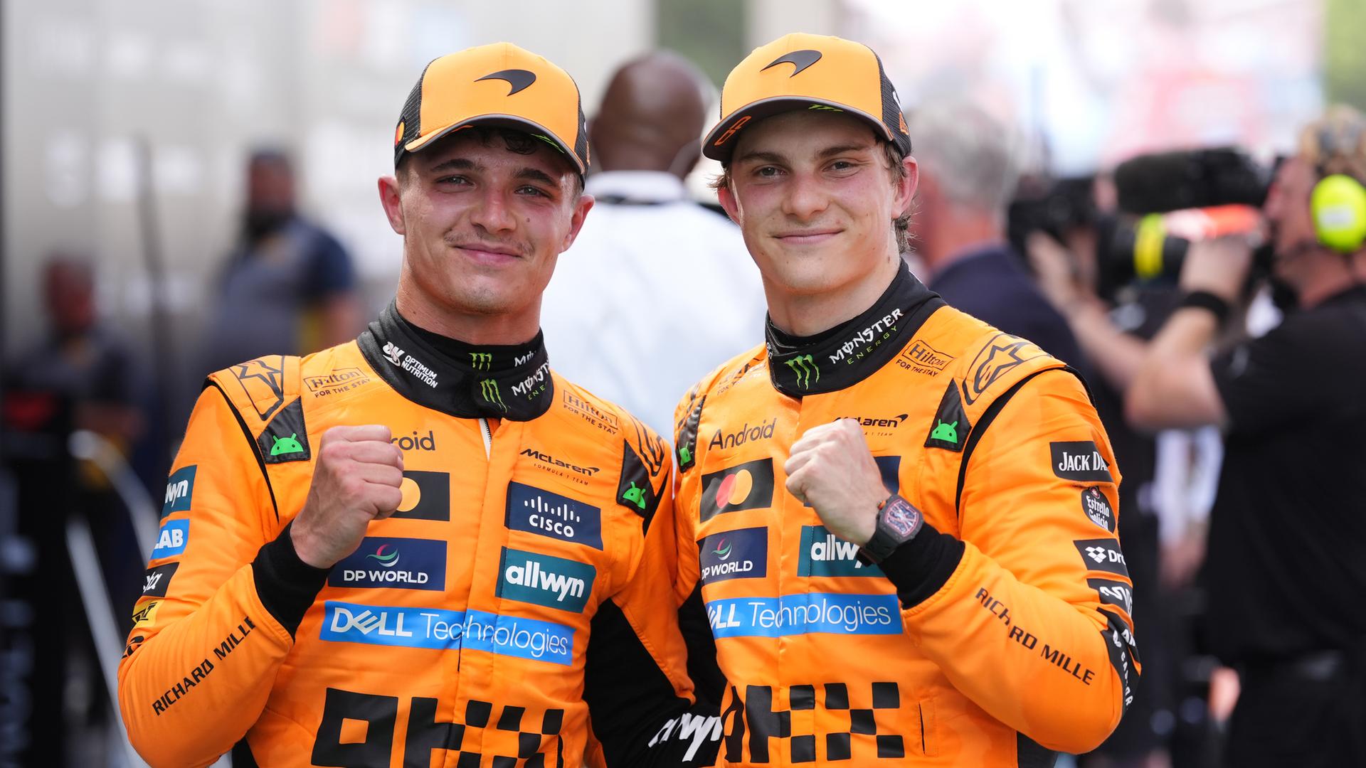 McLaren-Pilot Oscar Piastri (r) und Teamkollege Lando Norris nach ihren respektablen ersten und zweiten Plätzen im Rennen auf dem Circuit de Barcelona-Catalunya am 01.06.2025 in Barcelona, Spanien. 