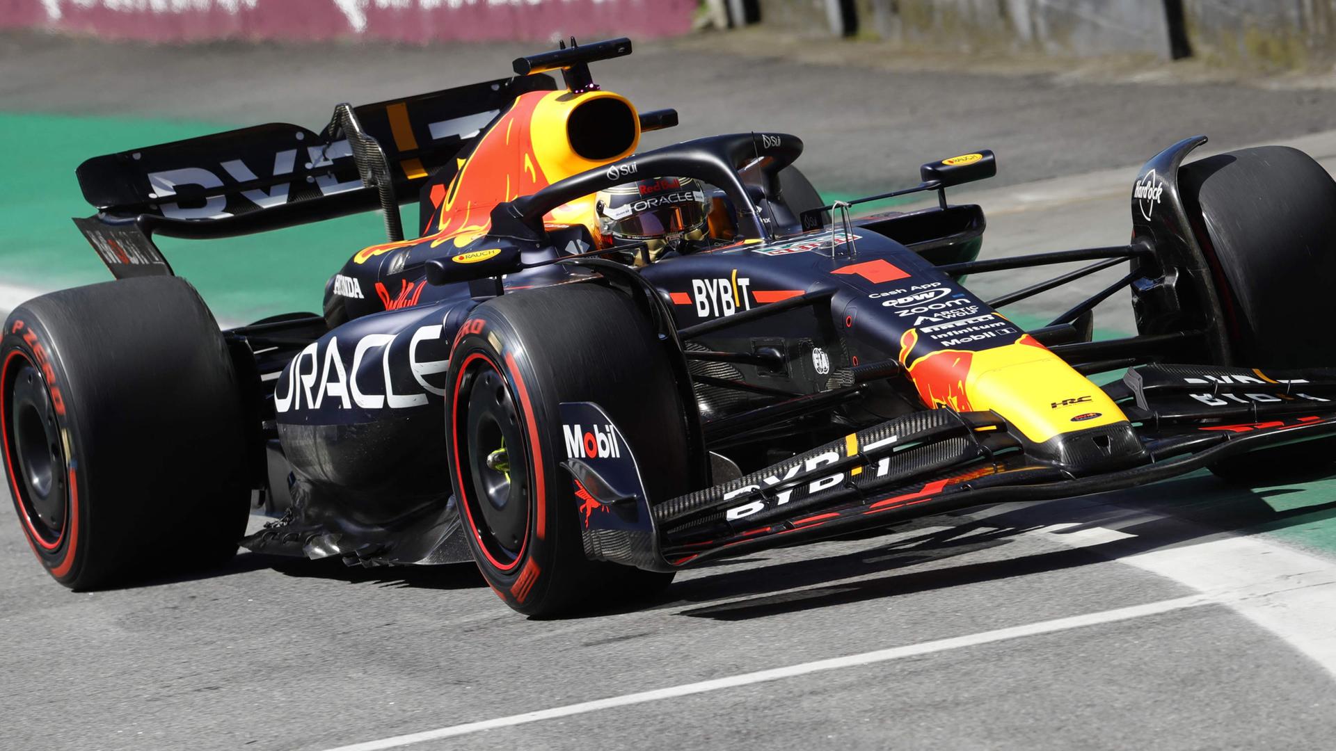Max Verstappen im Rennwagen.