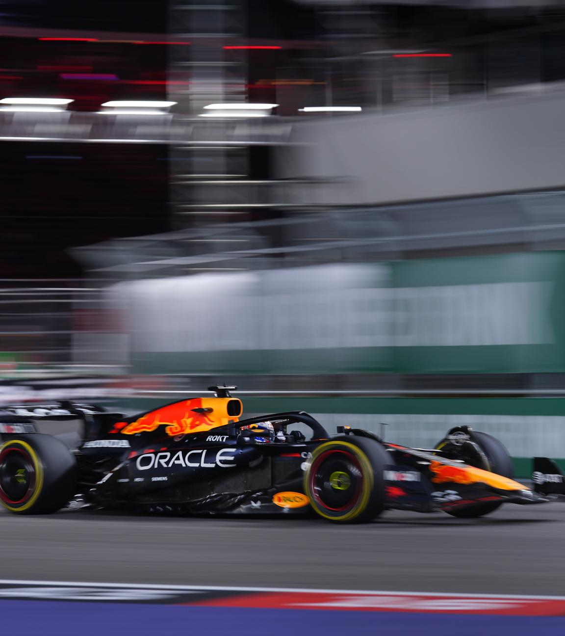 Red-Bull-Fahrer Max Verstappen aus den Niederlanden fährt während des Formel-1-Grand-Prix von Las Vegas.