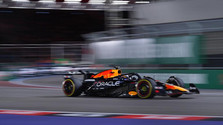 Red-Bull-Fahrer Max Verstappen aus den Niederlanden fährt während des Formel-1-Grand-Prix von Las Vegas.