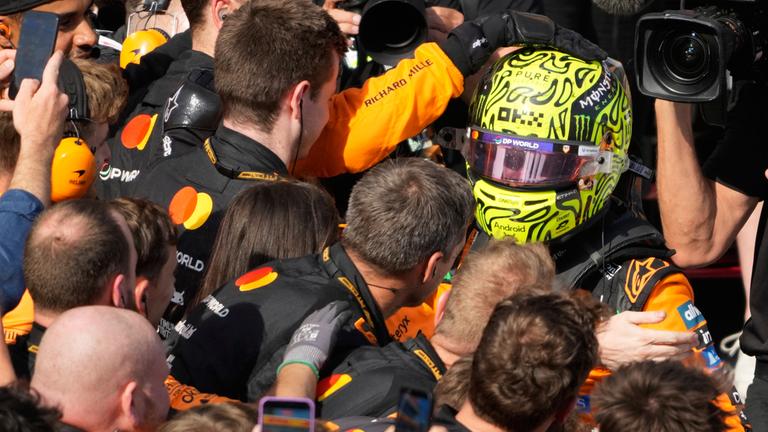 Weltmeister Lando Norris feiert den Sieg beim GP von Ungarn mit seinem McLaren-Team.