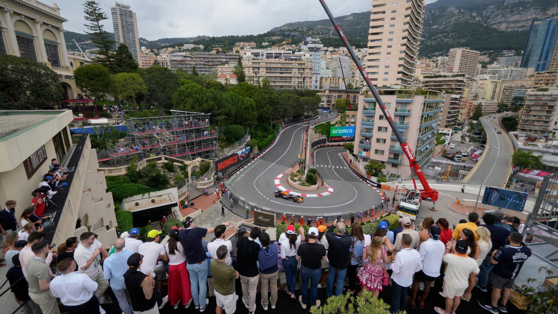 24.05.2024, Monaco: Red-Bull-Pilot Max Verstappen aus den Niederlanden steuert seinen Rennwagen während des zweiten freien Trainings auf der Rennstrecke in Monaco. 