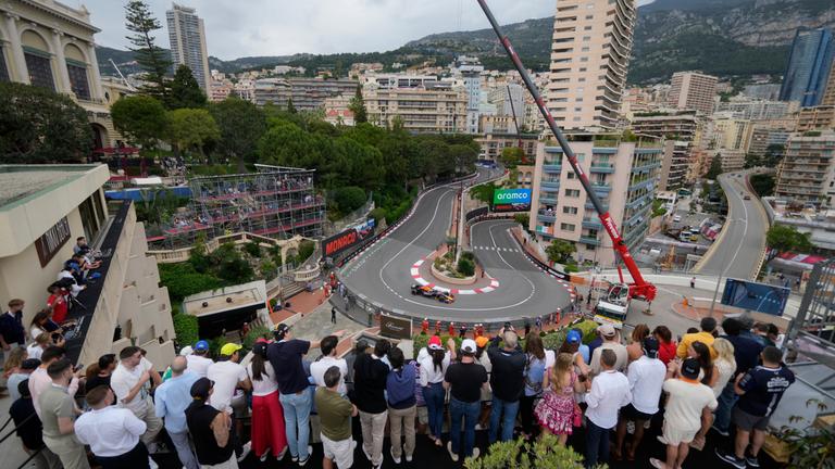 24.05.2024, Monaco: Red-Bull-Pilot Max Verstappen aus den Niederlanden steuert seinen Rennwagen während des zweiten freien Trainings auf der Rennstrecke in Monaco. 