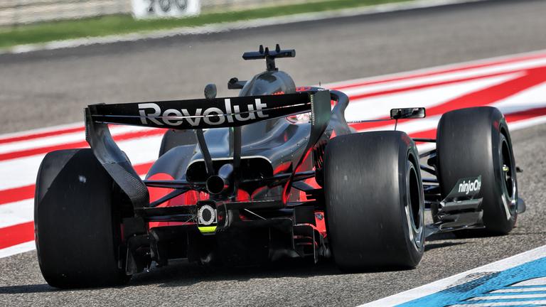 Heckansicht eines silbernen Formel-1-Rennwagens auf einer Rennstrecke.