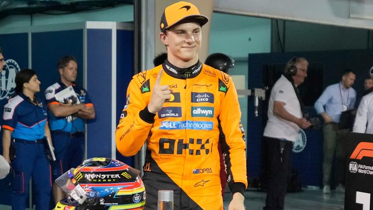 Oscar Piastri von Mc Laren gewinnt das Rennen beim Bahrain Grand Prix.