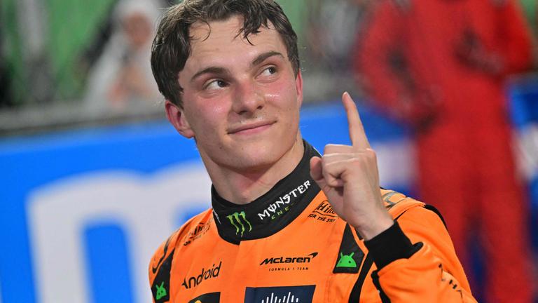 McLarens Oscar Piastri jubelt nach seinem Sieg beim Grand Prix in Saudi-Aabien.