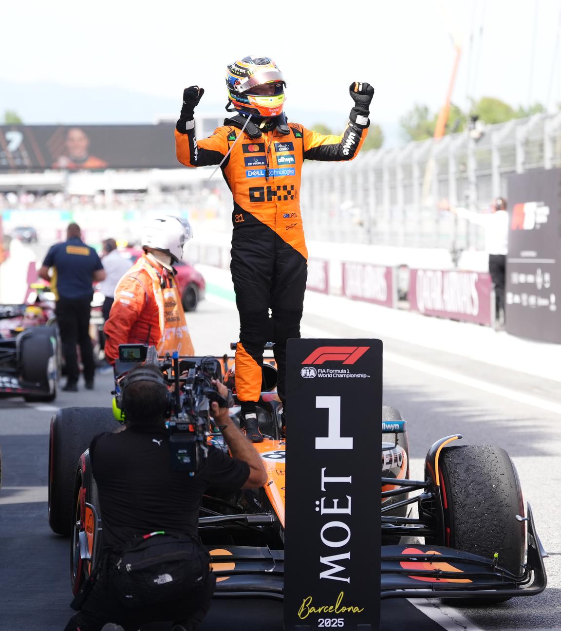 Oscar Piastri von McLaren feiert seinen ersten Platz im Rennen auf dem Circuit de Barcelona-Catalunya.