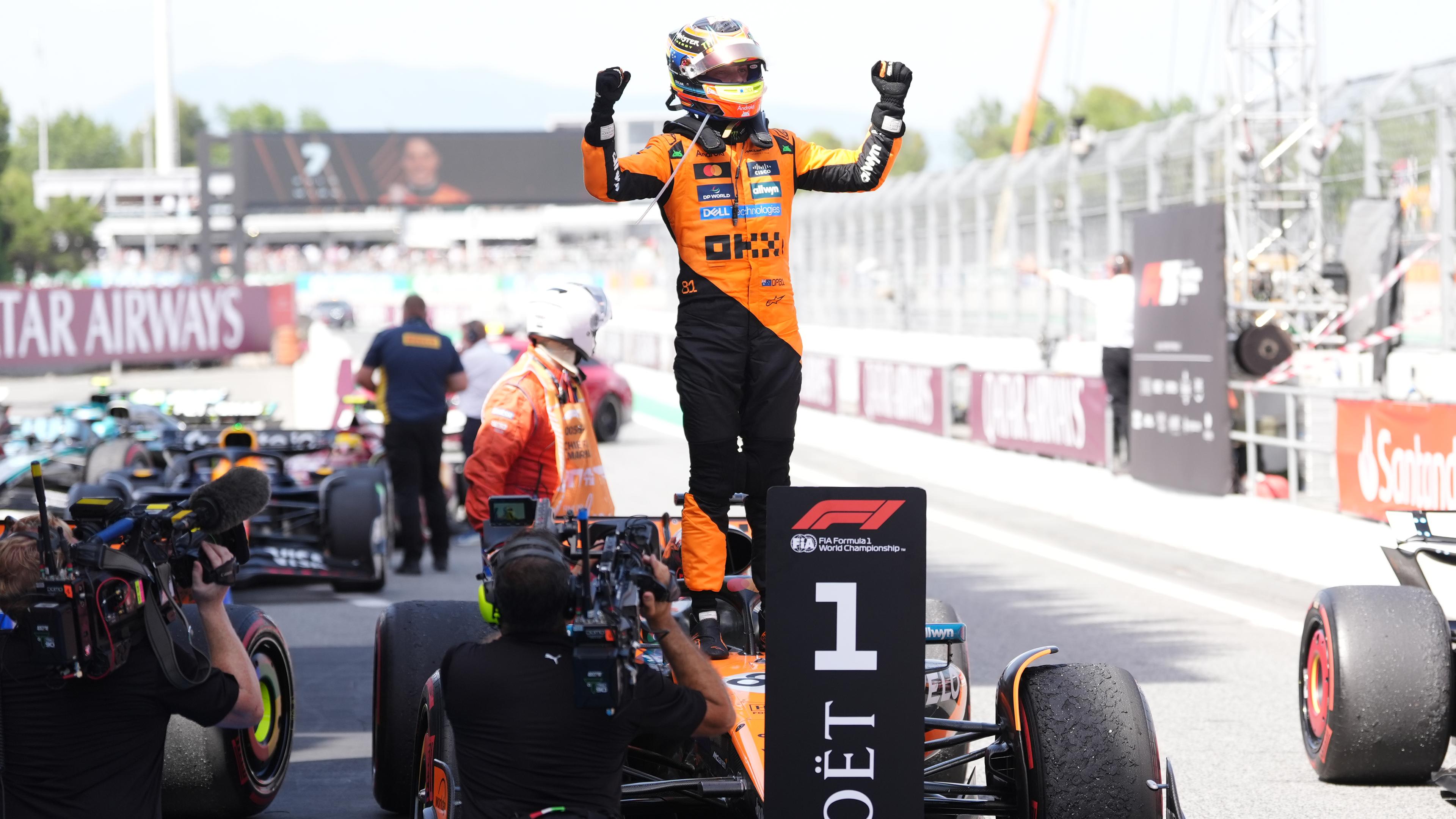 Oscar Piastri von McLaren feiert seinen ersten Platz im Rennen auf dem Circuit de Barcelona-Catalunya.
