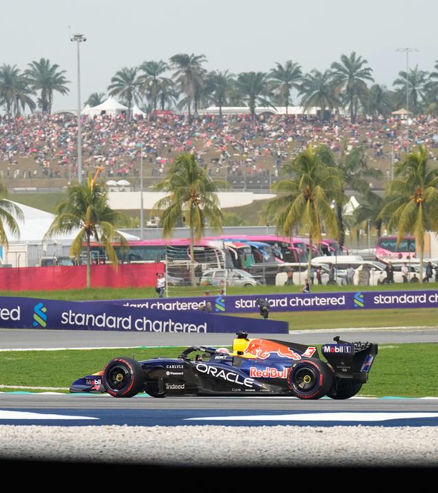 Formel-1-Pilot Max Verstappen siegt beim GP von Bahrain, der als Nachholrennen in Malaysia ausgetragen wird.