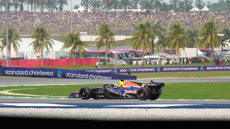 Formel-1-Pilot Max Verstappen siegt beim GP von Bahrain, der als Nachholrennen in Malaysia ausgetragen wird.