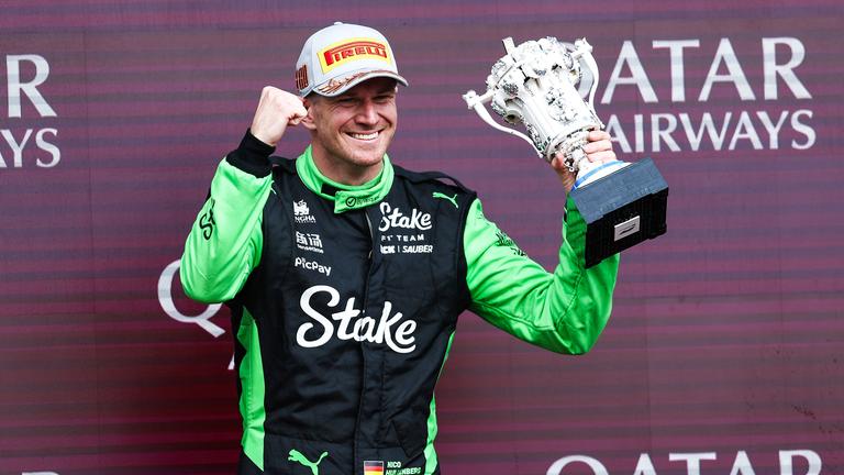 Nico Hülkenberg jubelt auf dem Podest über seinen dritten Platz bei der Formel 1-WM. Er jubelt mit dem Pokal in der Hand.