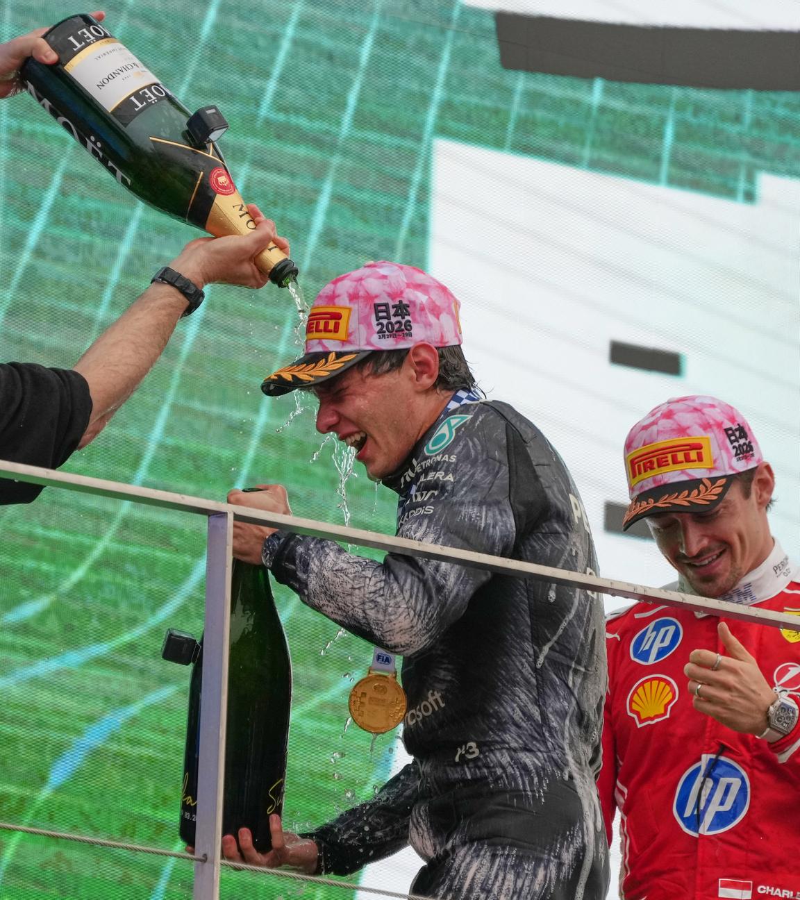 Kimi Antonelli (Mercedes) feiert seinen Sieg beim Großen Preis von Japan auf dem Podium zusammen mit Ferrari-Pilot Charles Leclerc aus Monaco, der den dritten Platz belegte.