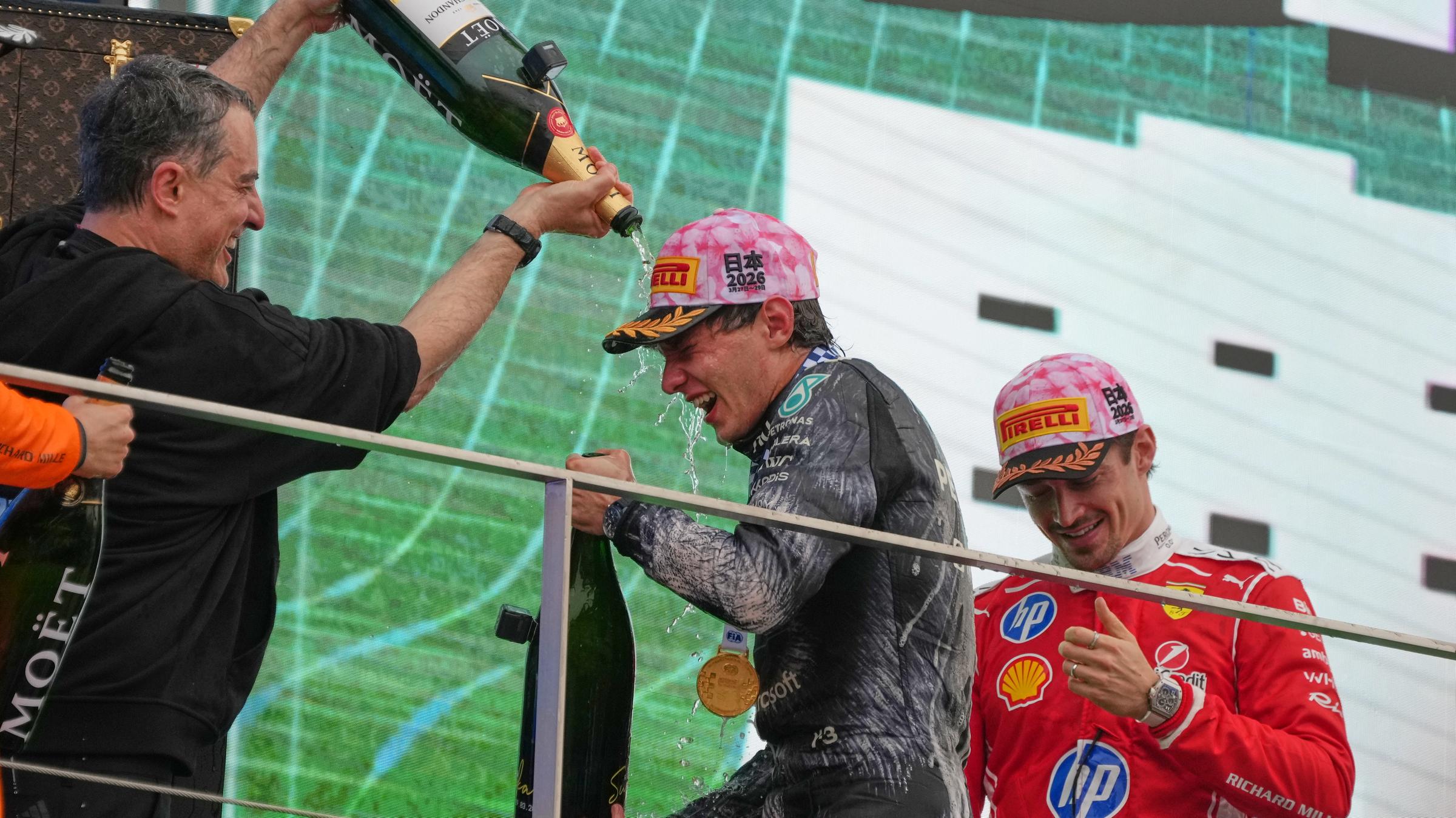 Kimi Antonelli (Mercedes) feiert seinen Sieg beim Großen Preis von Japan auf dem Podium zusammen mit Ferrari-Pilot Charles Leclerc aus Monaco, der den dritten Platz belegte.
