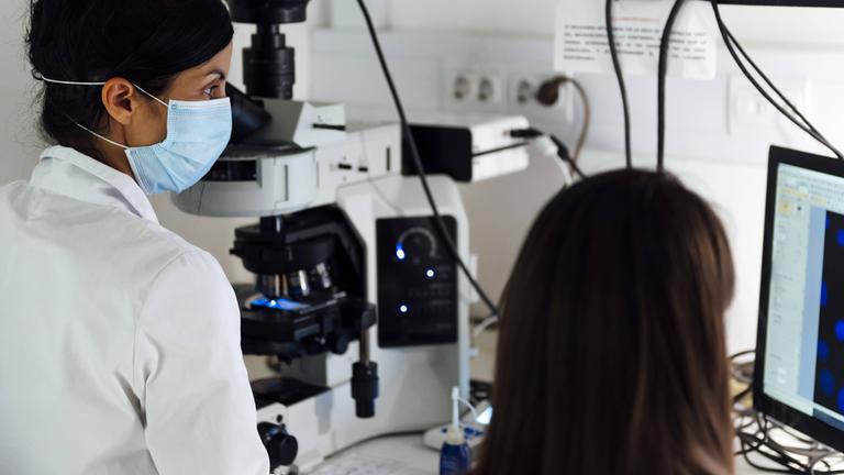 Forscherinnen in einem Labor