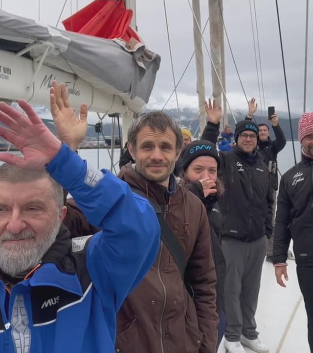 Forschungsteam auf Segelboot Richtung Antarktis