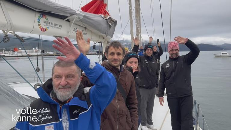 Forschungsteam auf Segelboot Richtung Antarktis