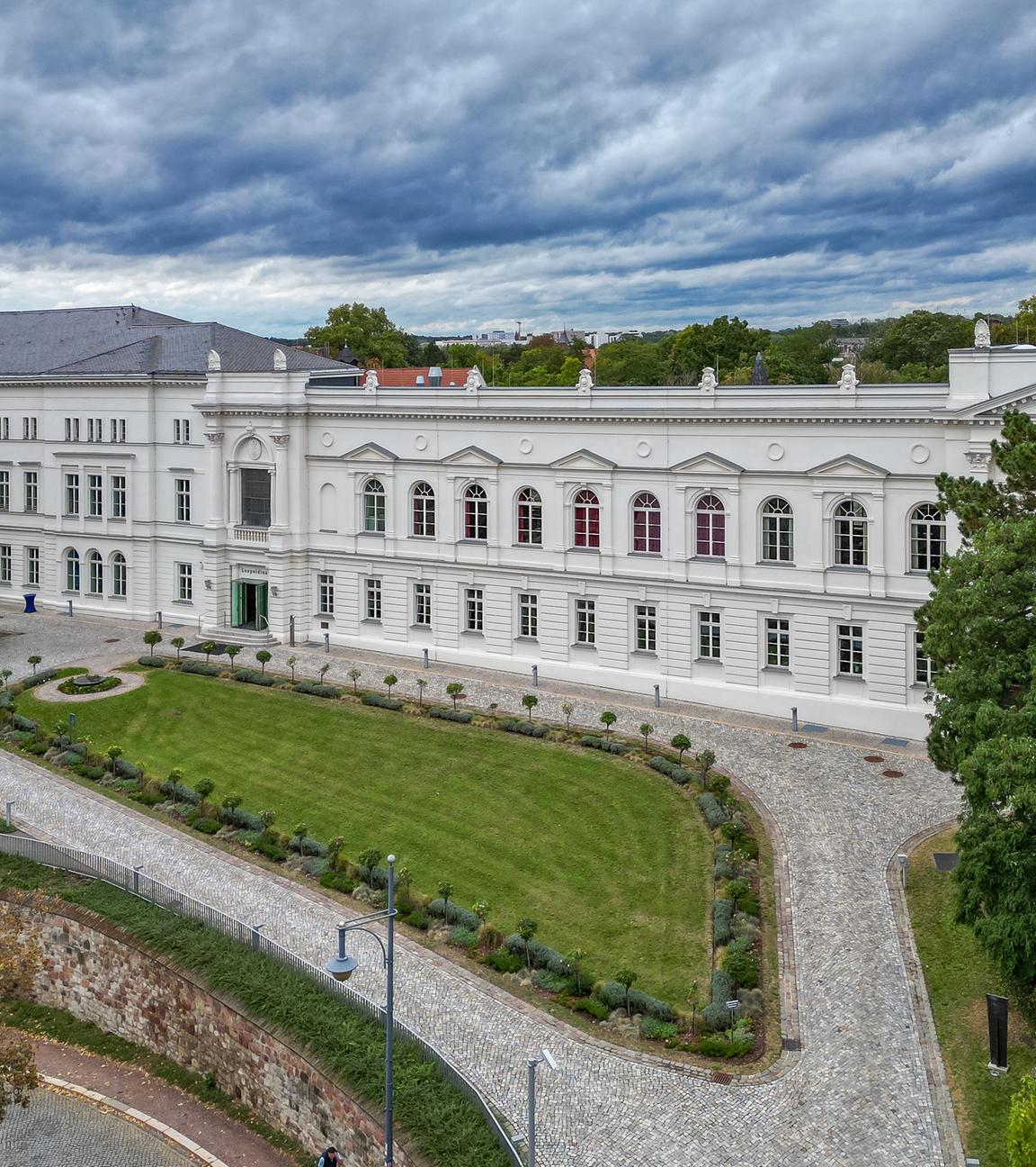  Blick auf die Nationale Akademie der Wissenschaften Leopoldina in Halle. (Luftaufnahme mit Drohne)