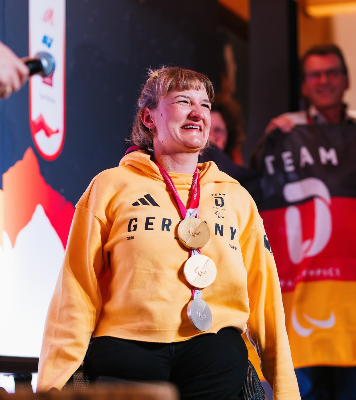 Anna-Lena Forster freut sich im deutschen Haus über Medaillen.