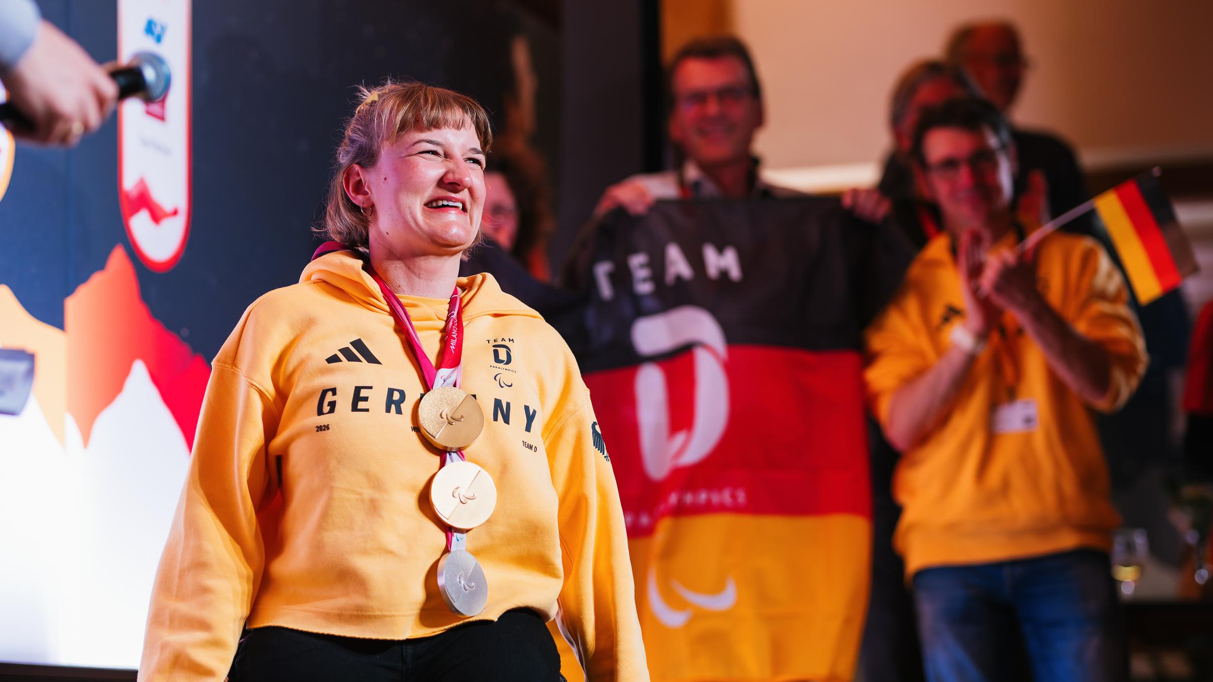 Anna-Lena Forster freut sich im deutschen Haus über Medaillen.