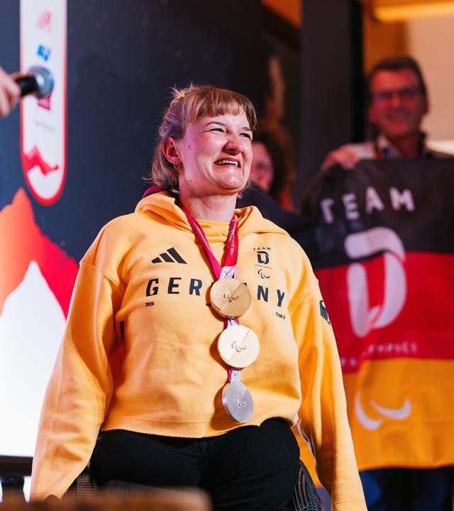 Anna-Lena Forster freut sich im deutschen Haus über Medaillen.