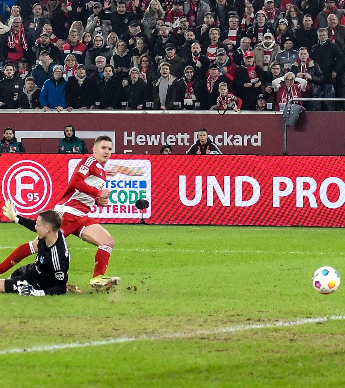 Christos Tzolis (Fortuna Düsseldorf) erzielt im Heimspiel gegen den HSV das Tor zum 2:0