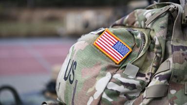 Ausschnitt einer US-Militäruniform an der Schulter eines Soldaten
