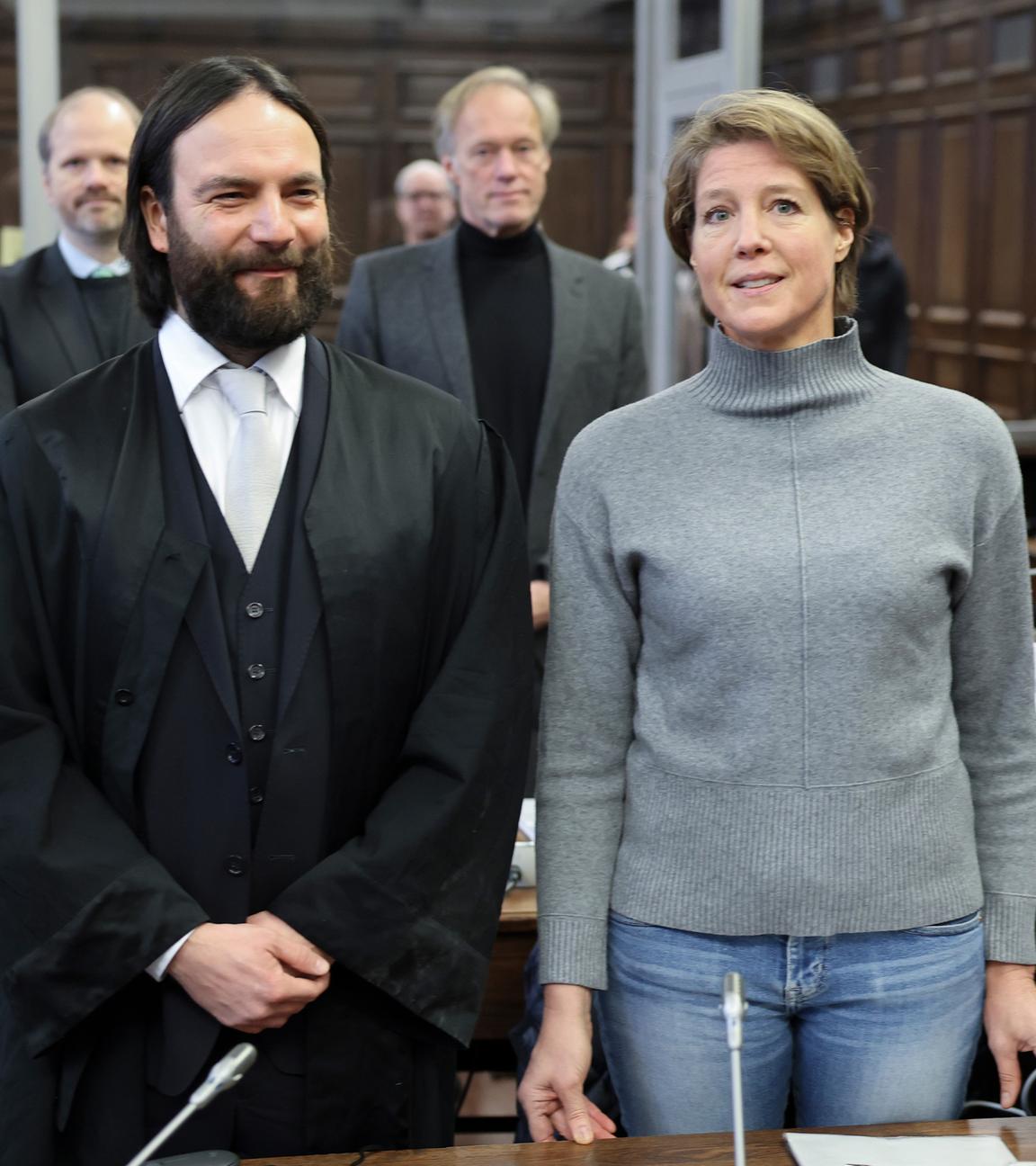 Hamburg: Christina Block (2.v.r), deutsche Gastronomin und Unternehmerin, Rechtsanwalt Ingo Bott (vorne l), und Rechtsanwältin Paula Wlodarek (r)