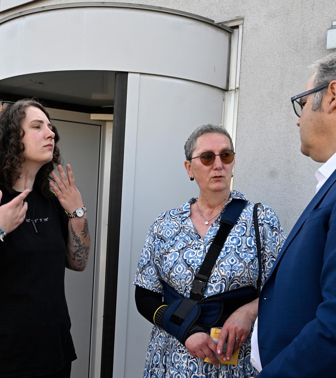 Nordrhein-Westfalen, Düsseldorf: Die beiden Nebenklägerinnen Lea, (l) und Bärbel V. besprechen sich mit ihrem Anwalt Athanasios Antonakis vor Beginn der Fortsetzung des Prozesses um den mutmaßlich islamistischen Terroranschlag von Solingen.