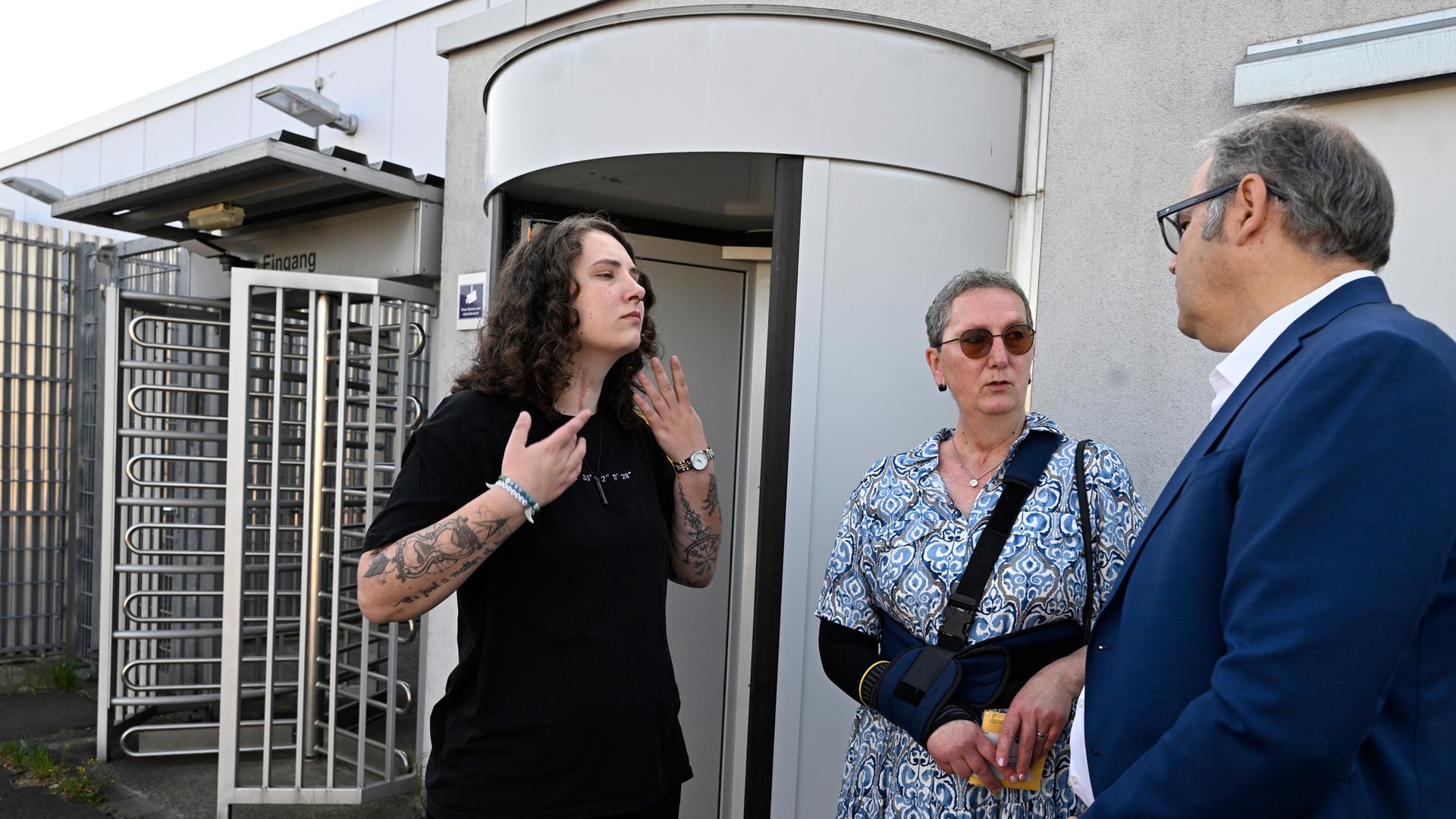 Nordrhein-Westfalen, Düsseldorf: Die beiden Nebenklägerinnen Lea, (l) und Bärbel V. besprechen sich mit ihrem Anwalt Athanasios Antonakis vor Beginn der Fortsetzung des Prozesses um den mutmaßlich islamistischen Terroranschlag von Solingen.