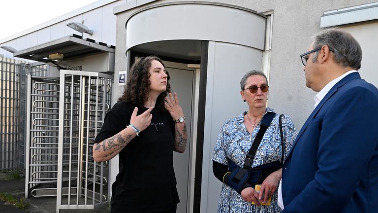 Nordrhein-Westfalen, Düsseldorf: Die beiden Nebenklägerinnen Lea, (l) und Bärbel V. besprechen sich mit ihrem Anwalt Athanasios Antonakis vor Beginn der Fortsetzung des Prozesses um den mutmaßlich islamistischen Terroranschlag von Solingen.