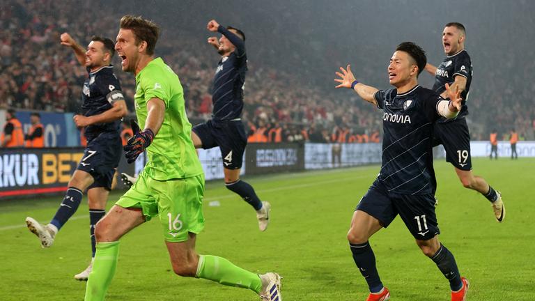 Die Bochumer Andreas Luthe und Takuma Asano feiern den Sieg im Elfmeterschießen und im Abstiegs-Playoff-Finale.