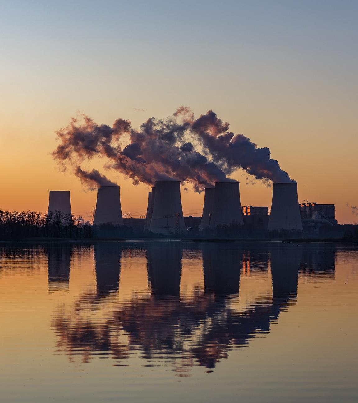Wasserdampf steigt nach einer Nacht mit Temperaturen knapp unter dem Gefrierpunkt aus den Kühltürmen des Kraftwerks Jänschwalde am 06.03.2025 in Peitz, Brandenburg.