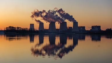 Wasserdampf steigt nach einer Nacht mit Temperaturen knapp unter dem Gefrierpunkt aus den Kühltürmen des Kraftwerks Jänschwalde am 06.03.2025 in Peitz, Brandenburg.