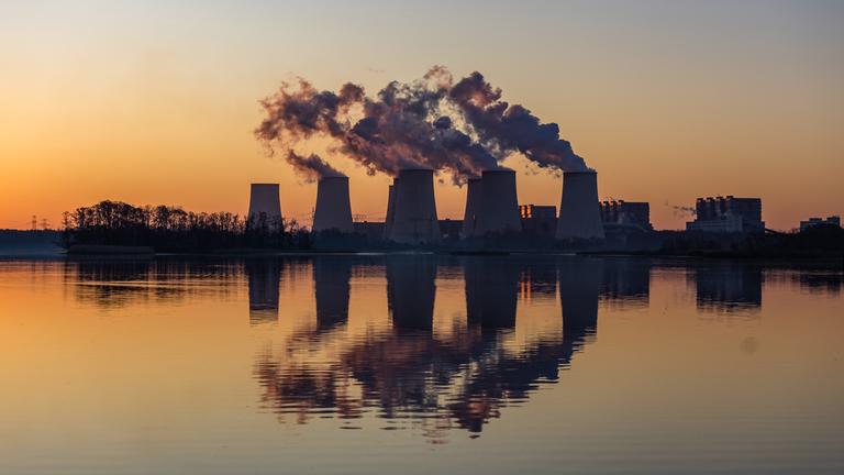 Wasserdampf steigt nach einer Nacht mit Temperaturen knapp unter dem Gefrierpunkt aus den Kühltürmen des Kraftwerks Jänschwalde am 06.03.2025 in Peitz, Brandenburg.