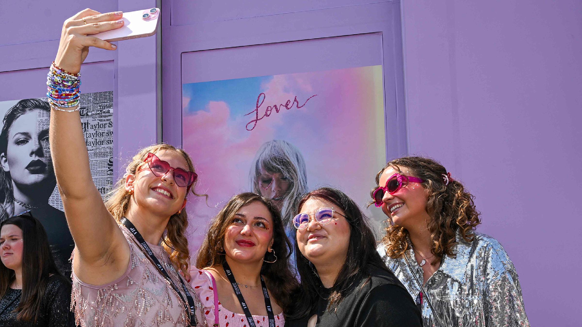 Fans von Taylor Swift machen ein Selfie
