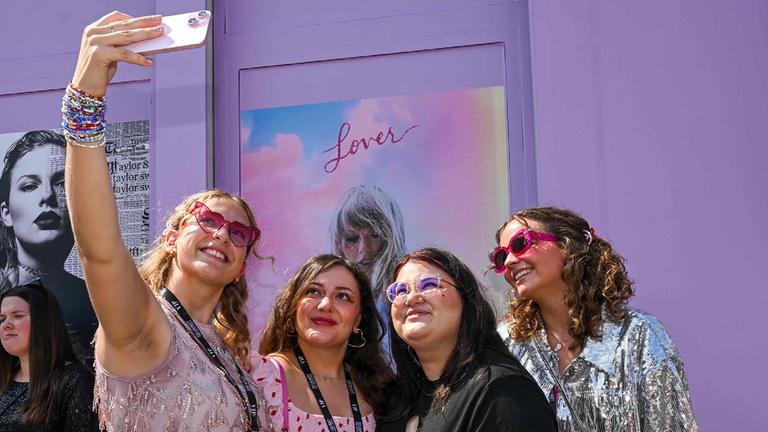 Fans von Taylor Swift machen ein Selfie